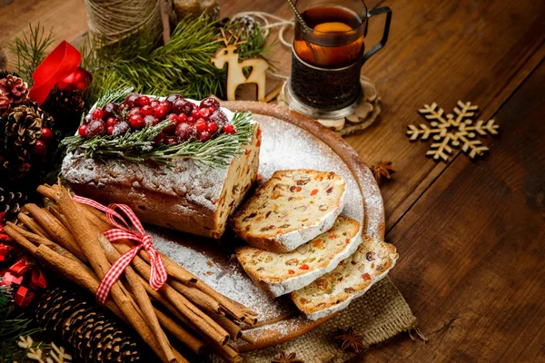 Torta di Natale fatta in casa con frutti di bosco — Foto Stock