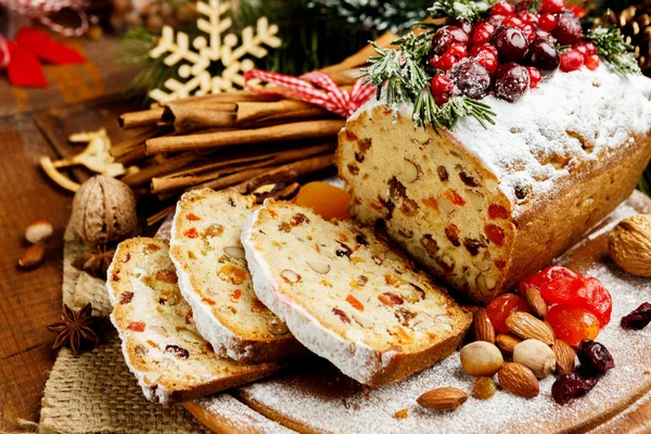 Homemade christmas cake with wild berries — Stock Photo, Image