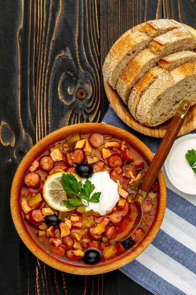 Solyanka - Sopa de carne tradicional rusa —  Fotos de Stock