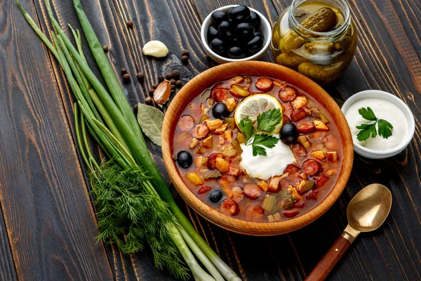 Solyanka - Sopa de carne tradicional rusa —  Fotos de Stock