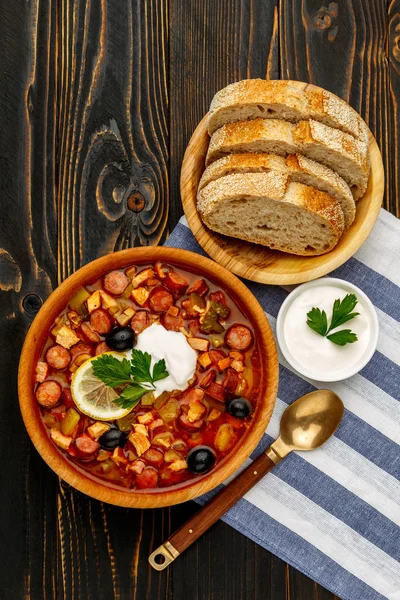 Solyanka - Sopa de carne tradicional rusa —  Fotos de Stock