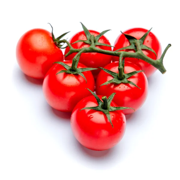 Świeże pomidory wiśniowe izolowane na białym tle — Zdjęcie stockowe