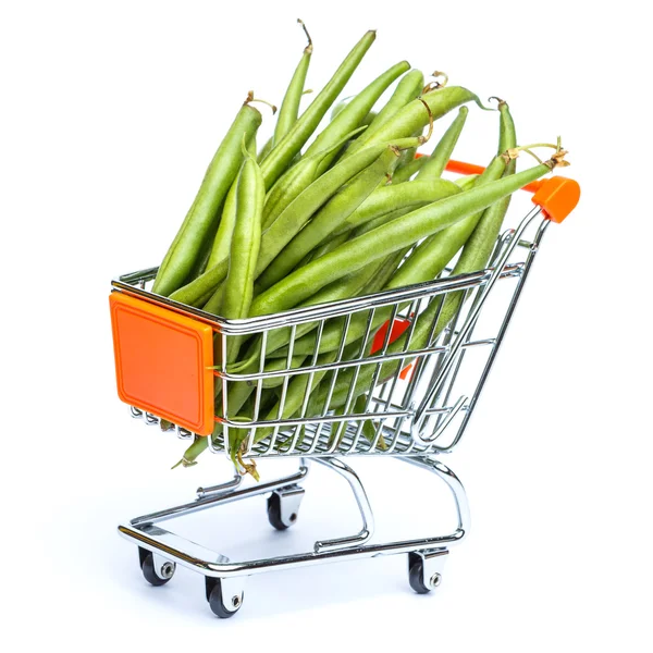 Mini alışveriş sepeti ile yeşil fasulye tam — Stok fotoğraf