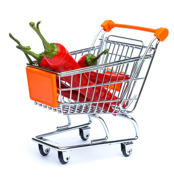 Mini nákupní vozík plný s chilli papričkou — Stock fotografie