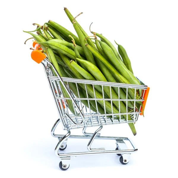 Mini carrinho de compras cheio de feijão verde — Fotografia de Stock