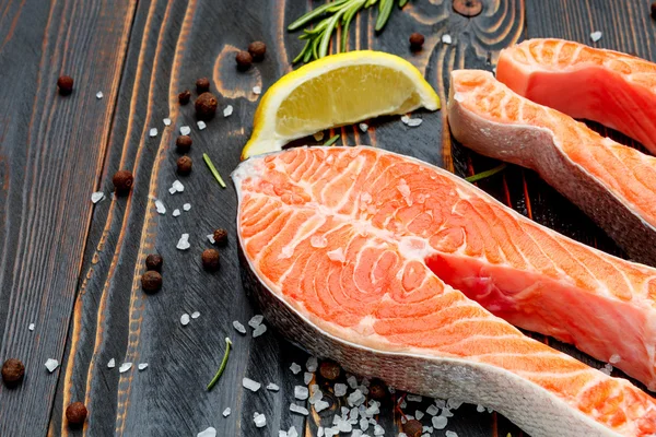 Filete de pescado rojo de salmón crudo fresco — Foto de Stock