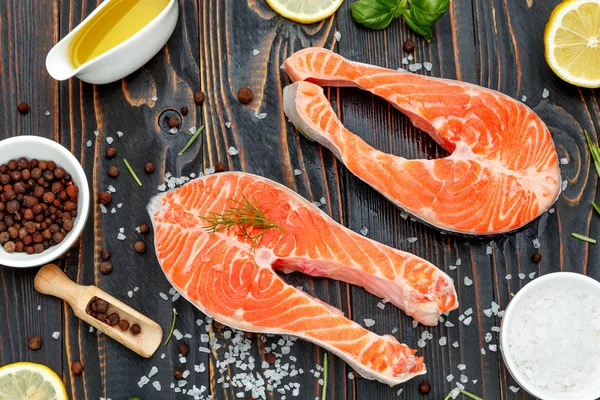 Filete de pescado rojo de salmón crudo fresco — Foto de Stock