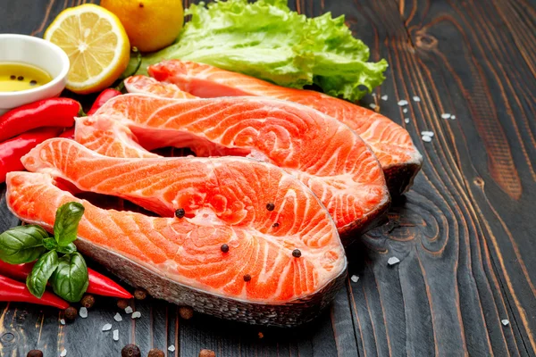 Steak de poisson rouge de saumon cru frais — Photo