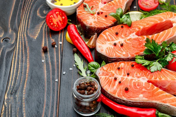 Filete de pescado rojo de salmón crudo fresco — Foto de Stock