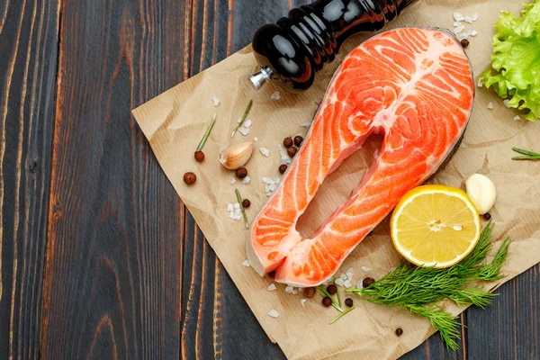 Filete de pescado rojo de salmón crudo fresco — Foto de Stock