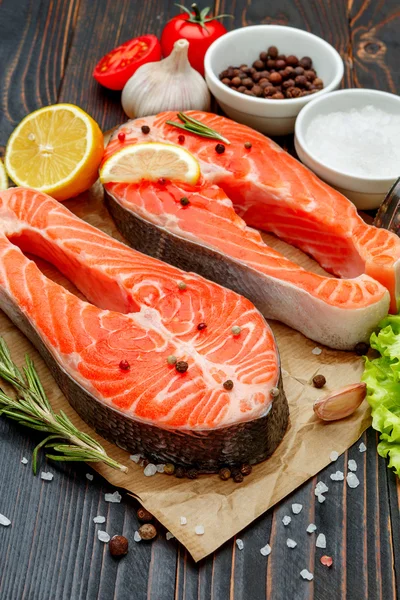 Свежий лосось Красная рыба стейк — стоковое фото