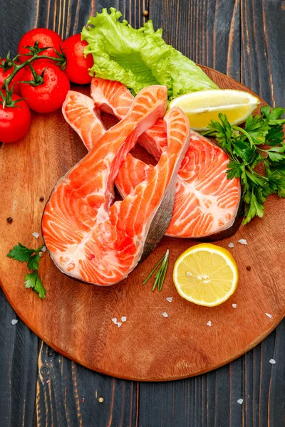 Свежий лосось Красная рыба стейк — стоковое фото