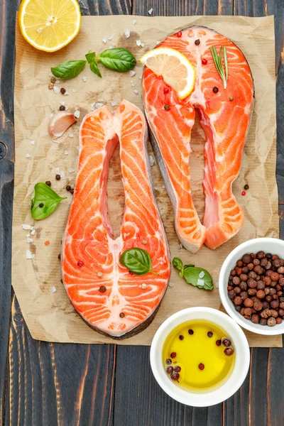 Bistecca di pesce rosso di salmone crudo fresco — Foto Stock