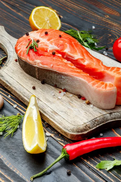 Bistecca di pesce rosso di salmone crudo fresco — Foto Stock