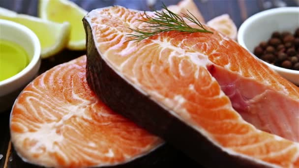 Bistecca di pesce rosso di salmone crudo fresco — Video Stock