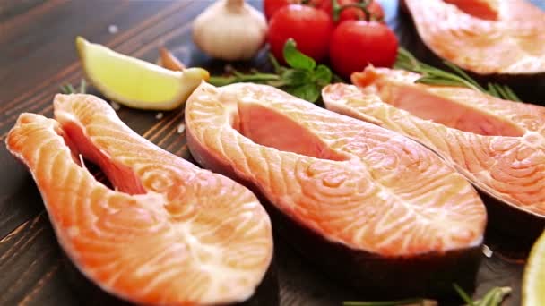 Bistecca di pesce rosso di salmone crudo fresco — Video Stock