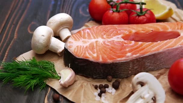 Bistecca di pesce rosso di salmone crudo fresco — Video Stock