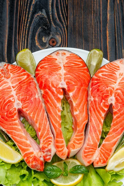 Bistecca di pesce rosso di salmone crudo fresco — Foto Stock