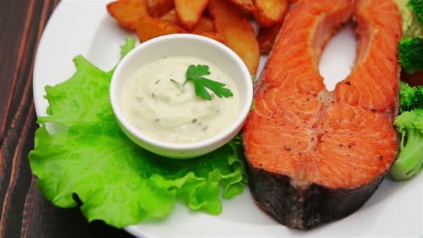 Crispy roasted salmon steak — Stock Video
