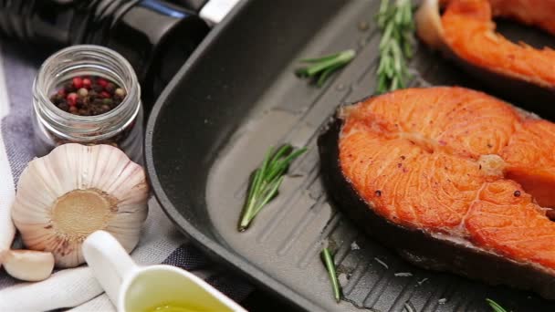 Çıtır çıtır kızarmış som balığı biftek — Stok video