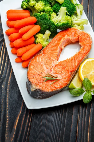 Knapperig gebraden zalm steak — Stockfoto