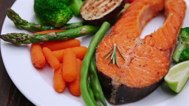 Filete crujiente de salmón asado — Vídeos de Stock