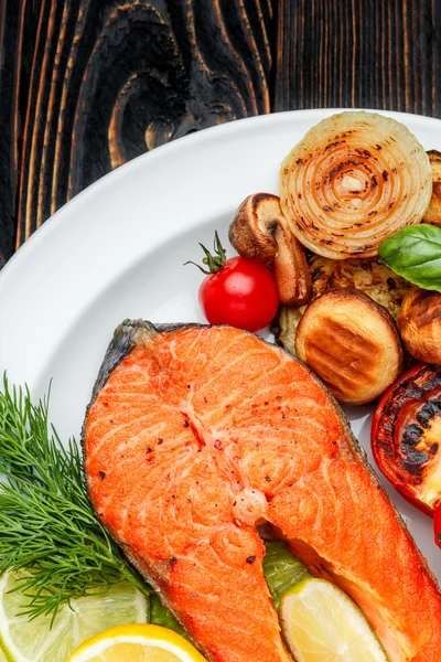 Filete crujiente de salmón asado — Foto de Stock