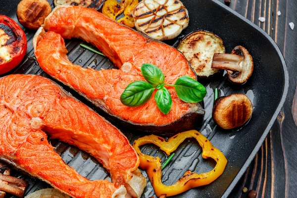 Bistecca di salmone arrosto croccante — Foto Stock