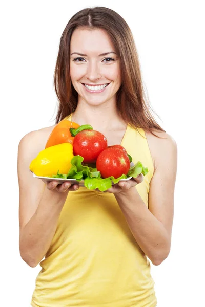 Žena drží talíř čerstvé zeleniny — Stock fotografie