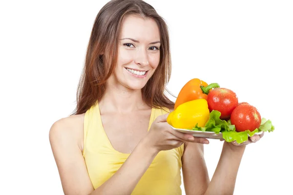 Žena drží talíř čerstvé zeleniny — Stock fotografie