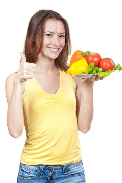 Mulher segurando prato de legumes frescos — Fotografia de Stock