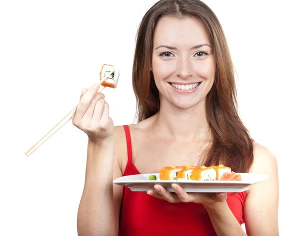 Belle femme brune mangeant des sushis — Photo