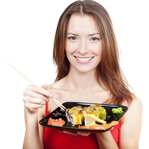 Bella donna bruna che mangia sushi — Foto Stock