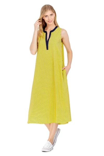 Mode-Foto von jungen prächtigen Frau trägt modische Sommerkleidung — Stockfoto
