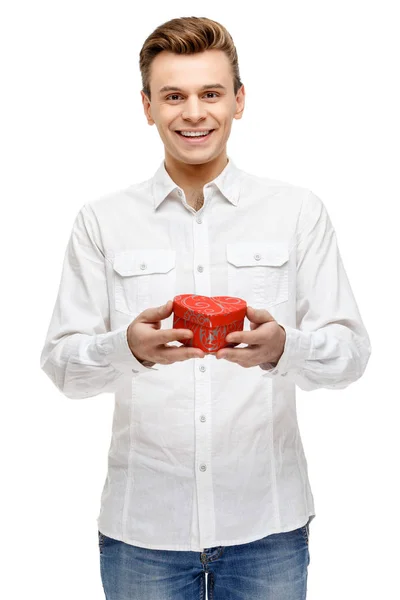 Uomo in possesso di regalo a forma di cuore — Foto Stock