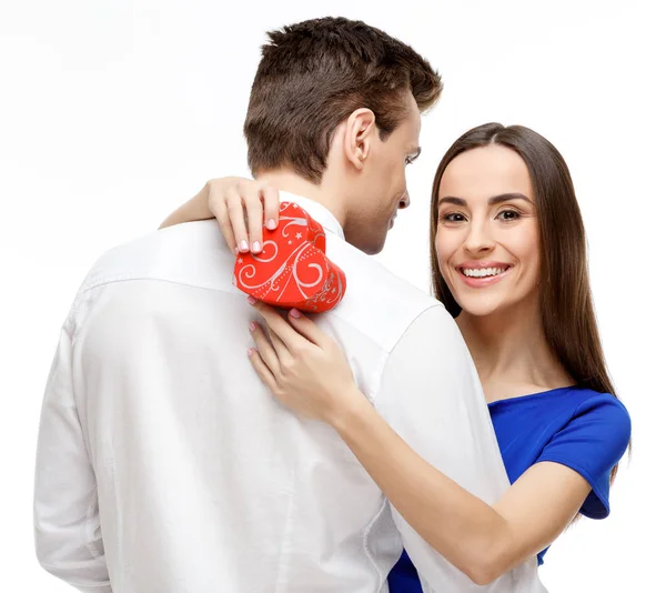 Jovem casal feliz com presente do Dia dos Namorados — Fotografia de Stock