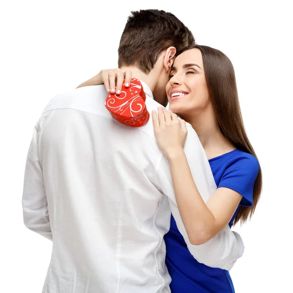 Jovem casal feliz com presente do Dia dos Namorados — Fotografia de Stock