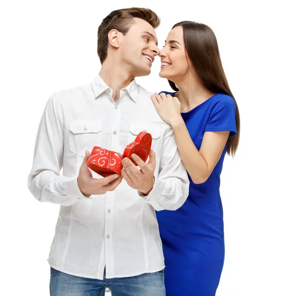 Щасливі молода пара з днем святого Валентина подарунок — стокове фото