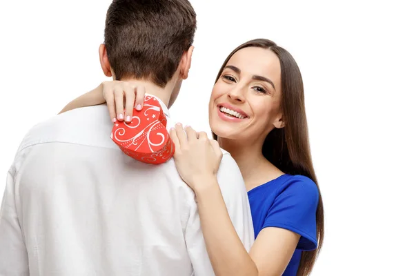 Gelukkige jonge paar met Valentijnsdag aanwezig — Stockfoto