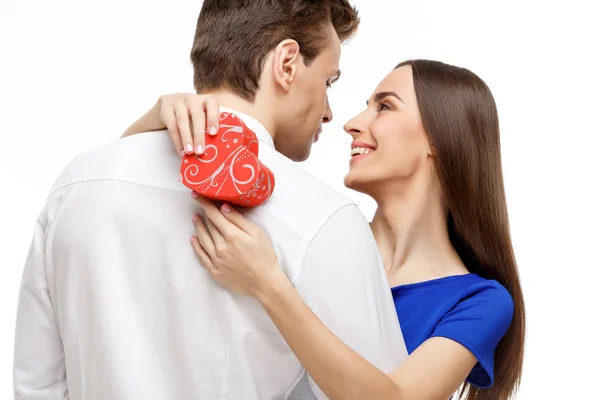 Glückliches junges Paar mit Valentinstag-Geschenk — Stockfoto