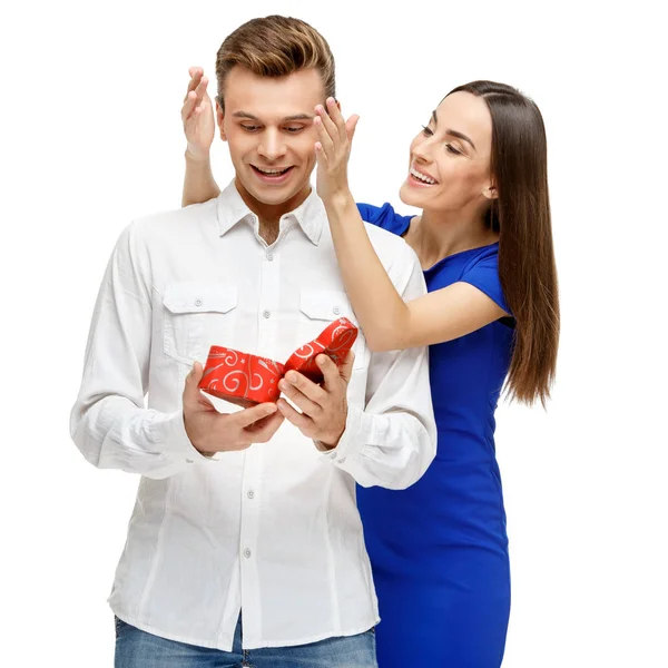 Gelukkige jonge paar met Valentijnsdag aanwezig — Stockfoto