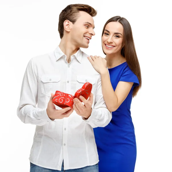 Feliz pareja joven con regalo de San Valentín —  Fotos de Stock