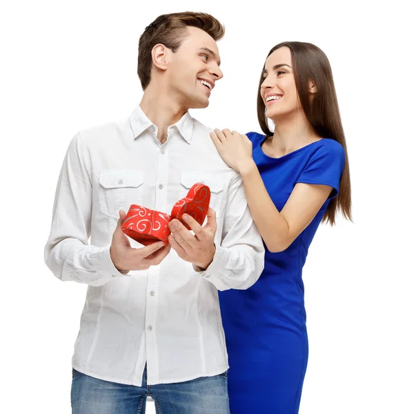 Feliz pareja joven con regalo de San Valentín —  Fotos de Stock