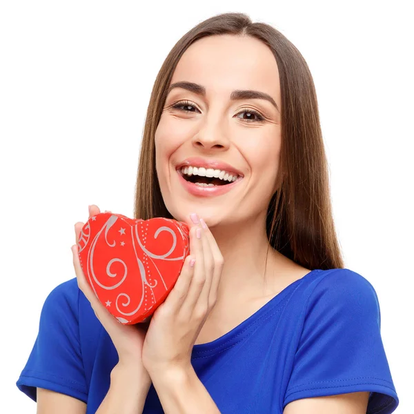 Hermosa mujer sosteniendo regalo en forma de corazón —  Fotos de Stock