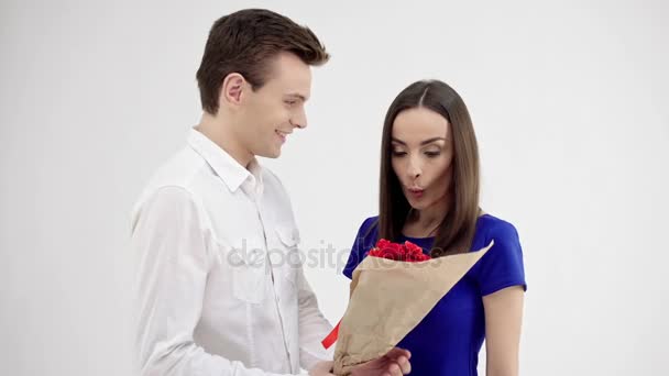 Счастливая пара в День Святого Валентина — стоковое видео
