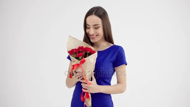 Mooie vrouw met boeket rozen — Stockvideo