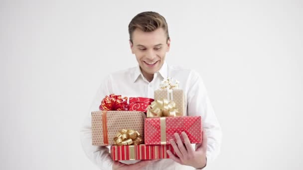 Hombre holding grupo de cajas de regalo — Vídeos de Stock