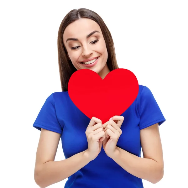 Hermosa mujer sosteniendo regalo en forma de corazón — Foto de Stock