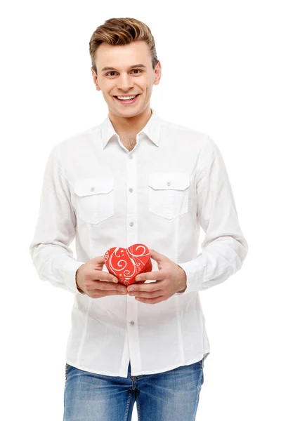 Hombre sosteniendo corazón en forma de regalo — Foto de Stock