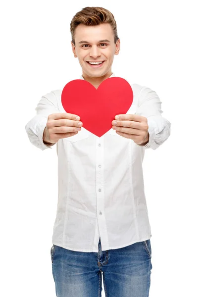 Homem segurando cartão de saudação em forma de coração — Fotografia de Stock
